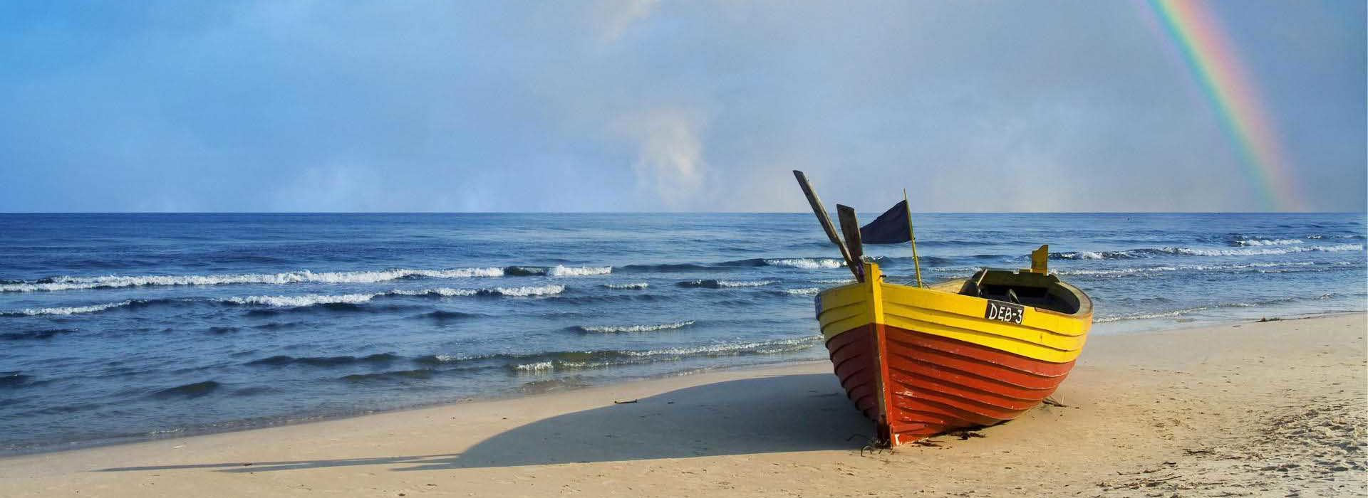 spiaggia barca e arcobaleno